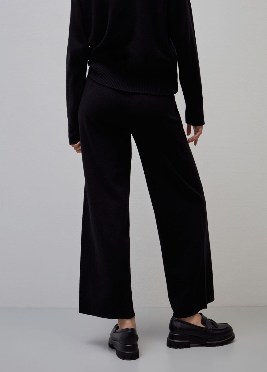 Weitgeschnittene Hose mit weitem Bein