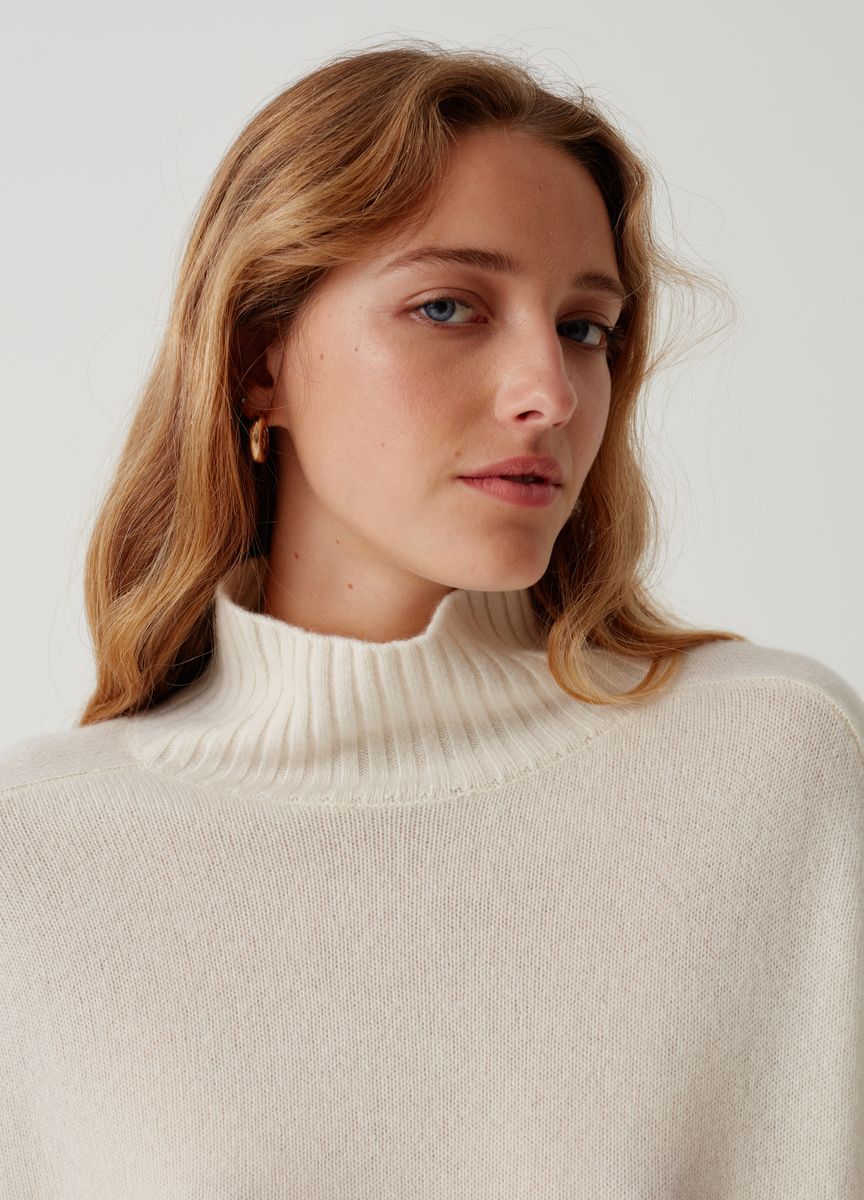 Locker geschnittener Strickpullover mit Stehkragen