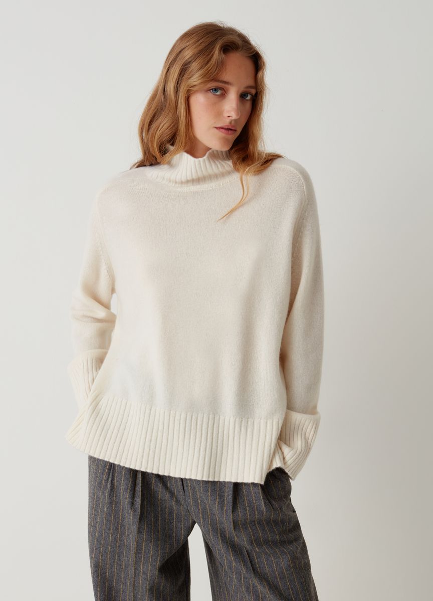 Locker geschnittener Strickpullover mit Stehkragen