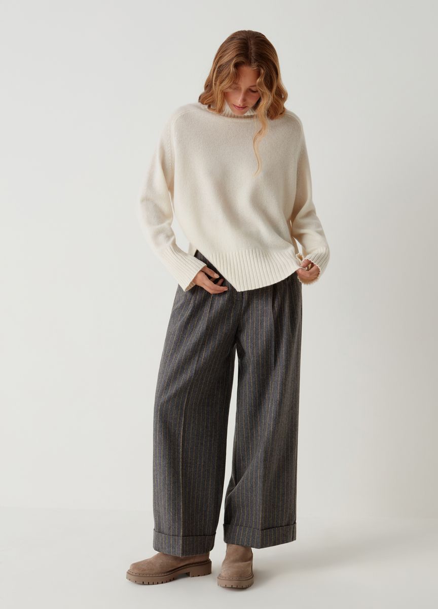 Locker geschnittener Strickpullover mit Stehkragen