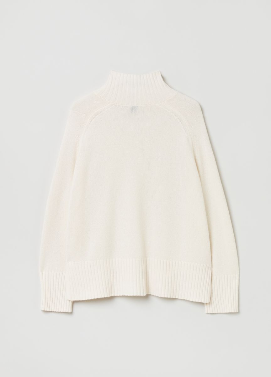 Locker geschnittener Strickpullover mit Stehkragen