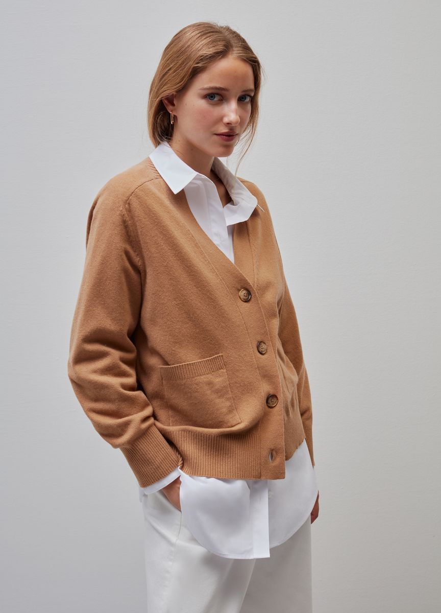 Klassische Strickjacke mit Taschen