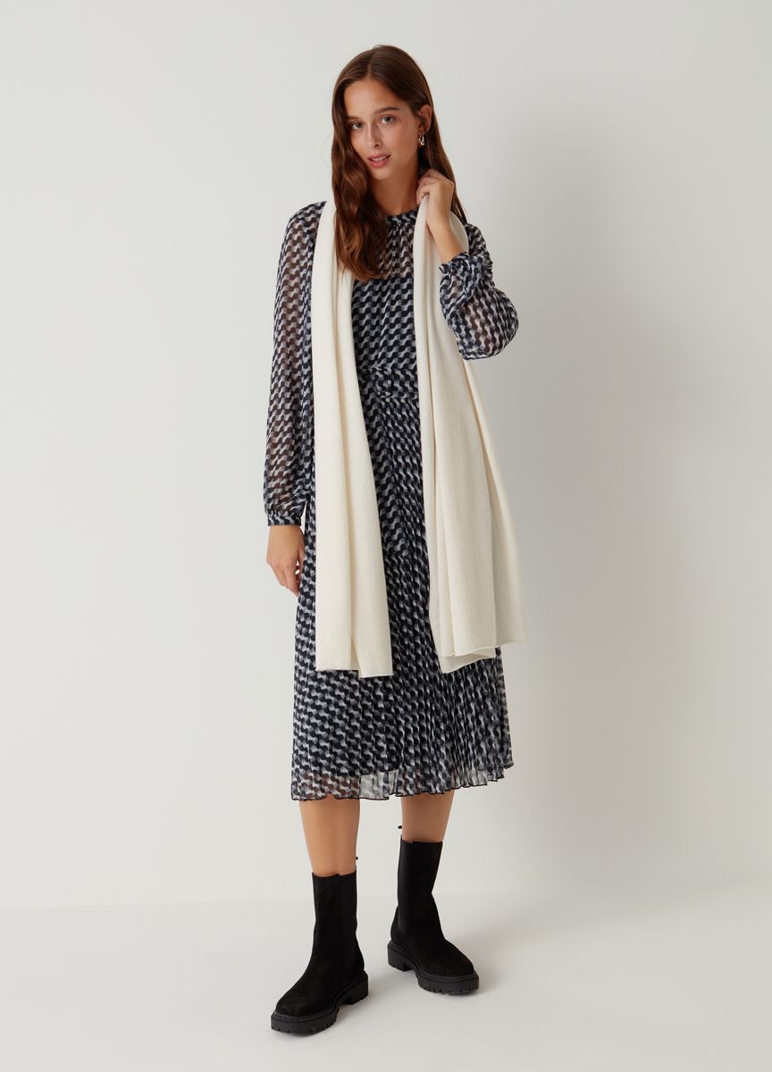 Klassischer einfarbiger Strickschal