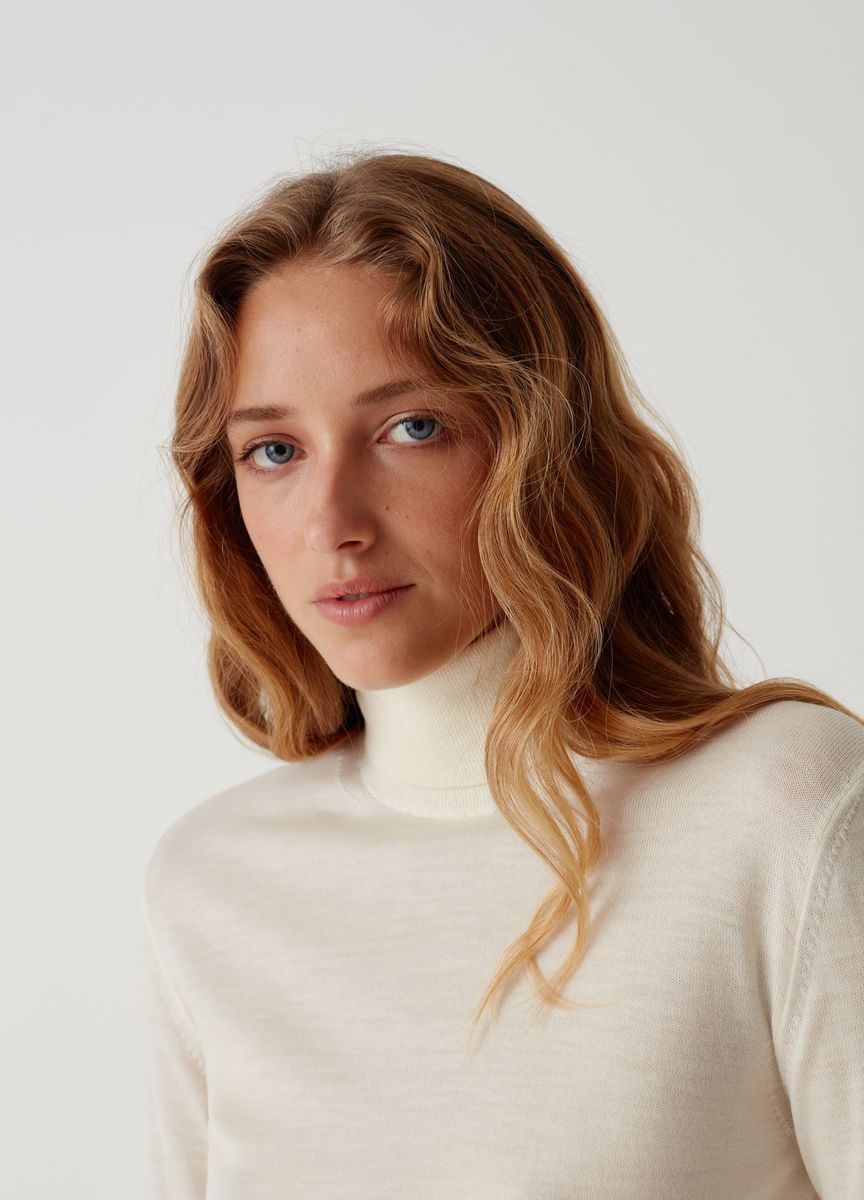 Eleganter elfenbeinfarbener Woll-Rollkragenpullover