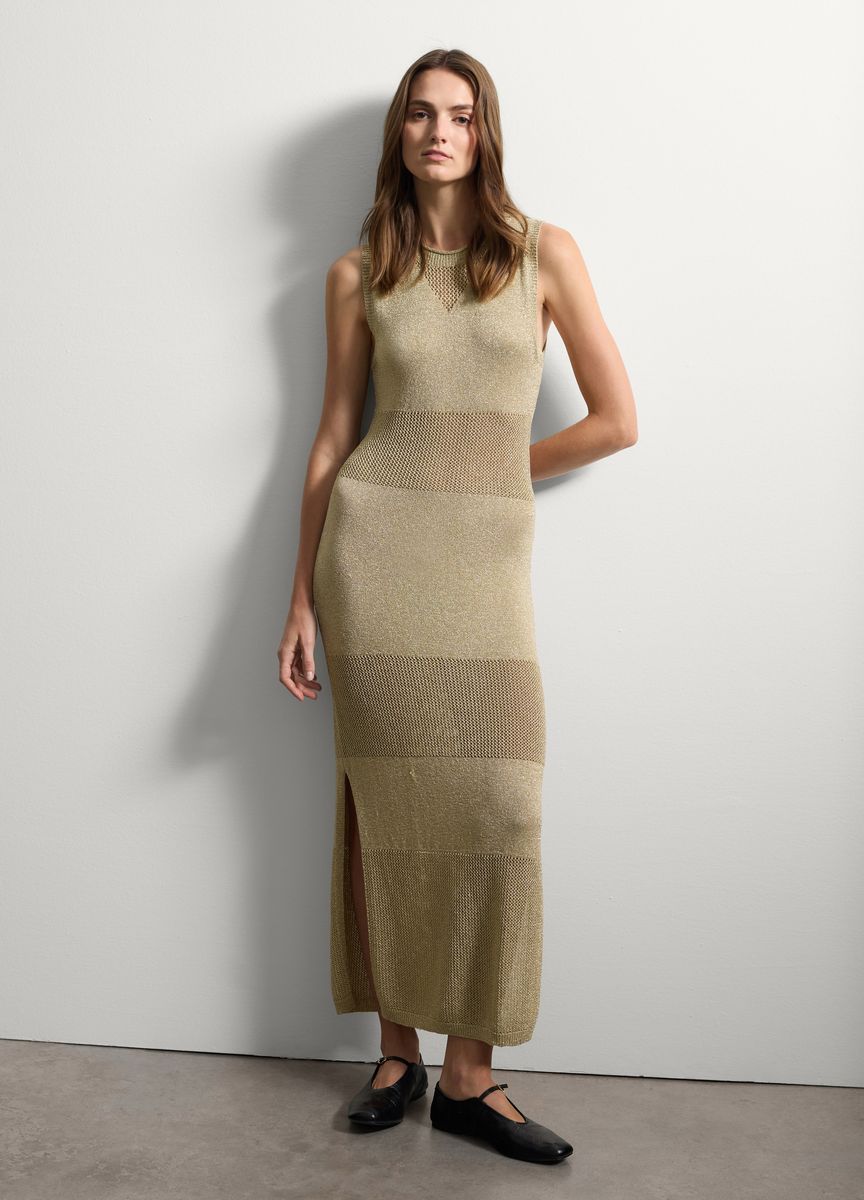 Blassrosa Midikleid mit transparentem Überzug