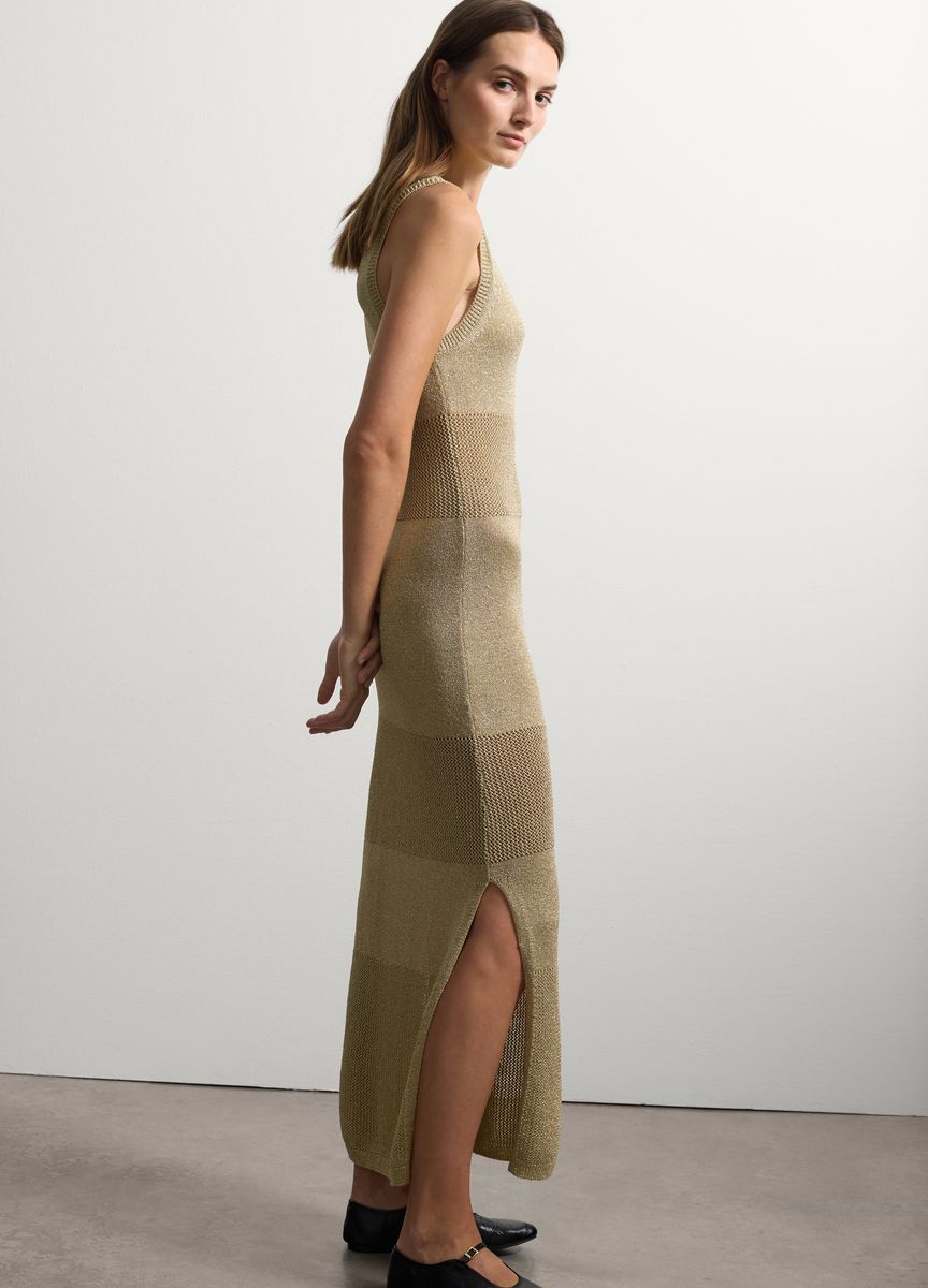 Blassrosa Midikleid mit transparentem Überzug