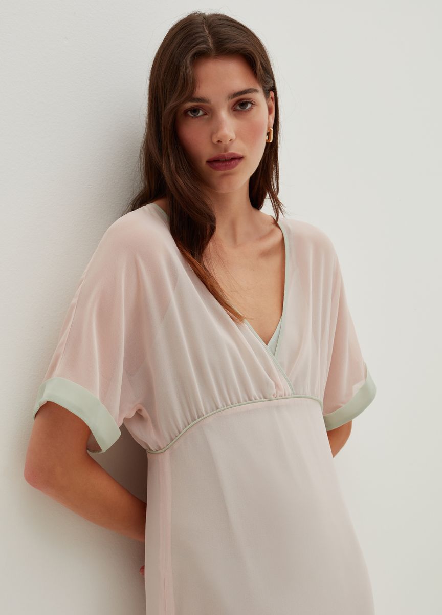 Blassrosa Midikleid mit transparentem Überzug