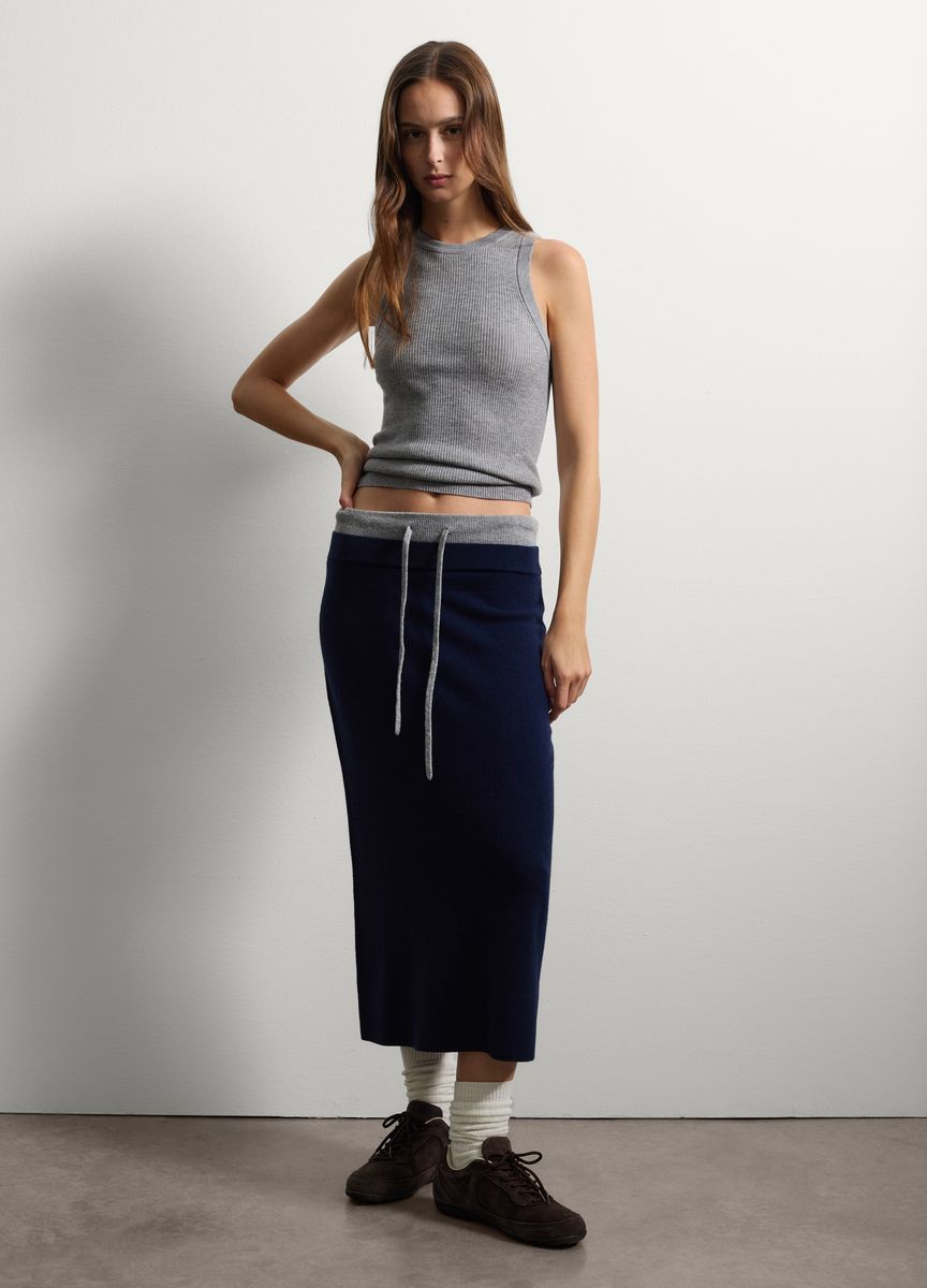 Blassrosa Midikleid mit transparentem Überzug