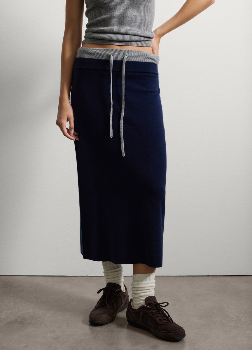 Blassrosa Midikleid mit transparentem Überzug