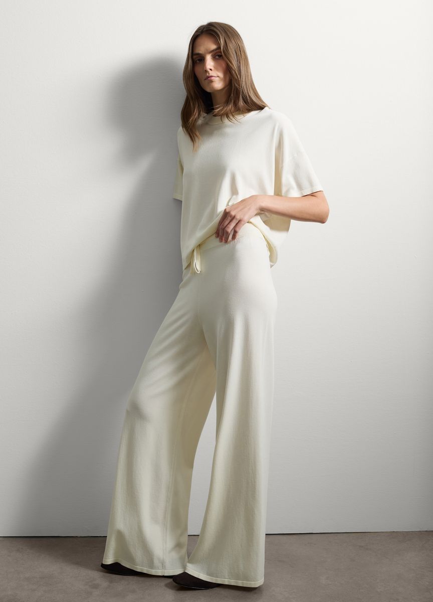 Blassrosa Midikleid mit transparentem Überzug