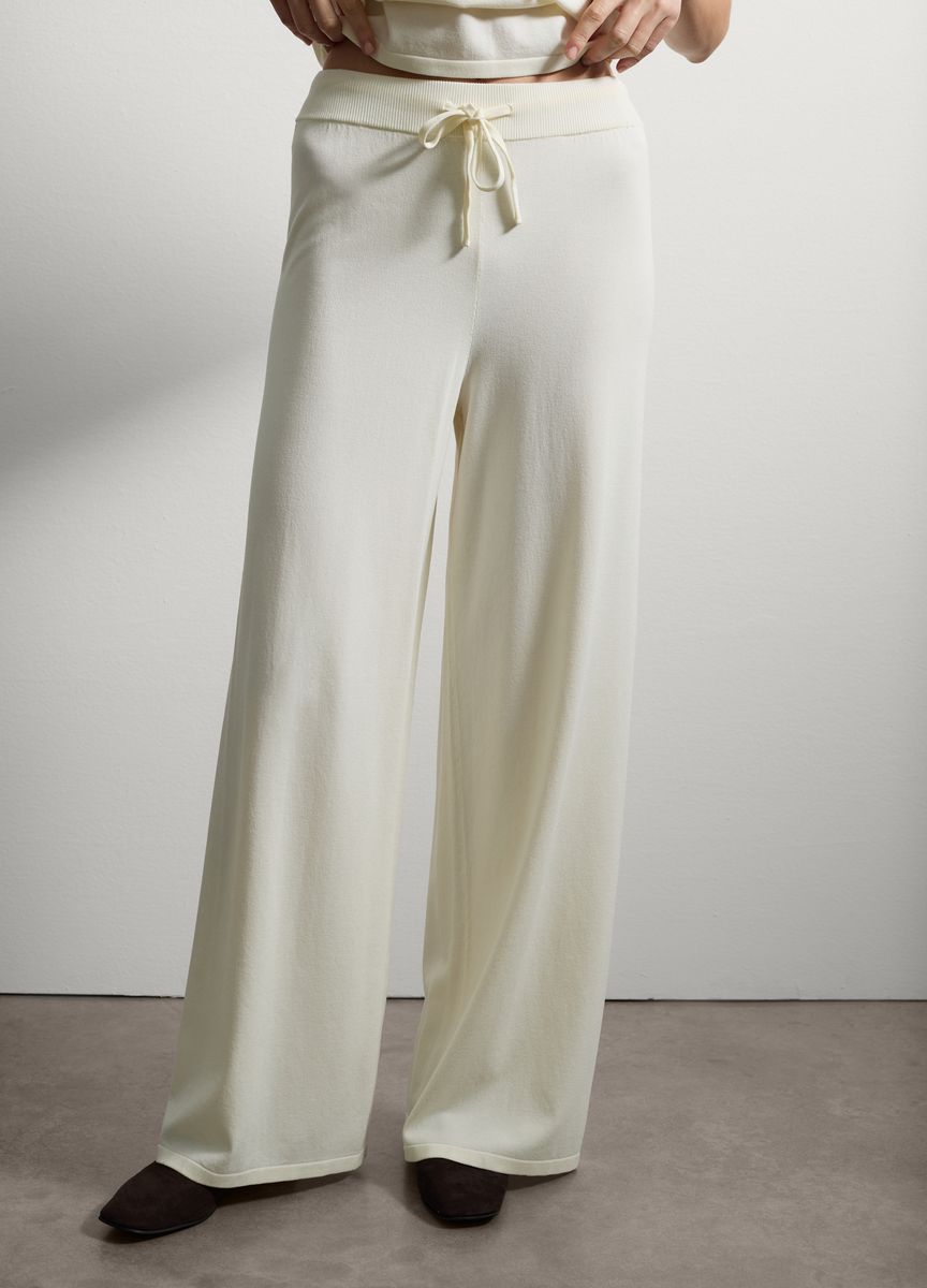 Blassrosa Midikleid mit transparentem Überzug