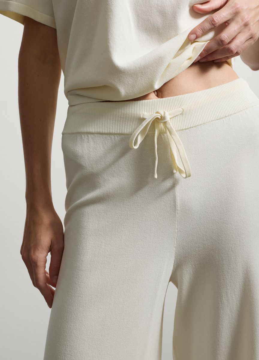 Blassrosa Midikleid mit transparentem Überzug
