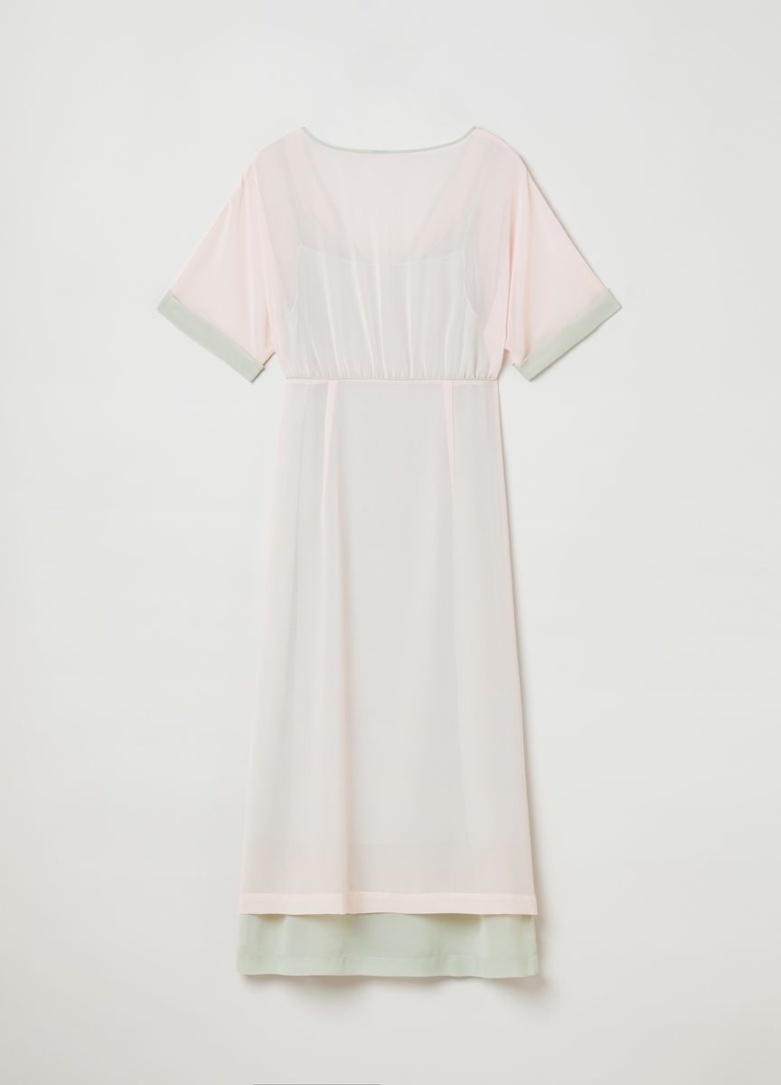 Blassrosa Midikleid mit transparentem Überzug