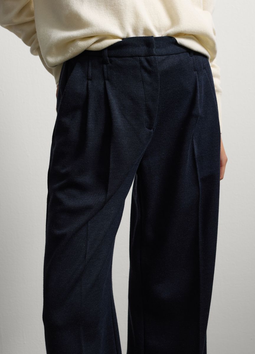Blassrosa Midikleid mit transparentem Überzug