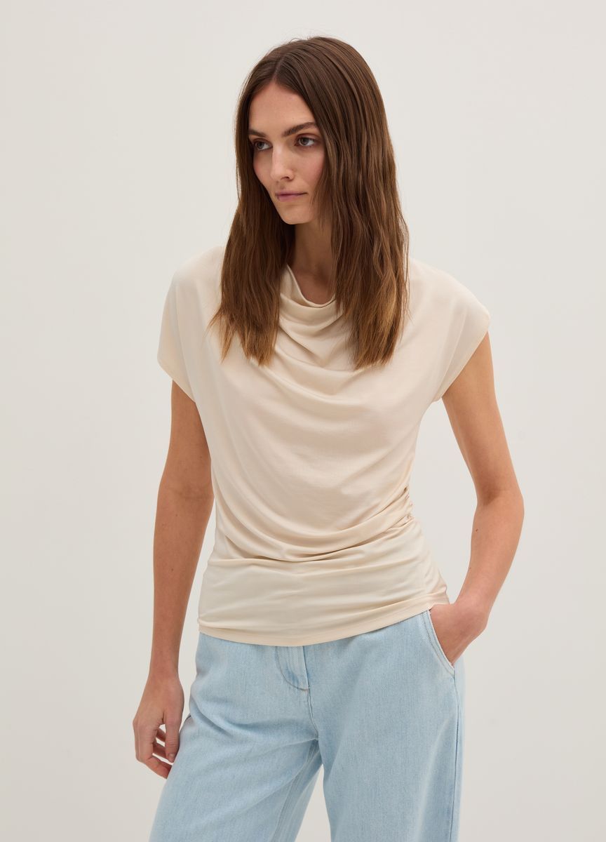 Kurzarmtop mit drapiertem Wasserfallausschnitt