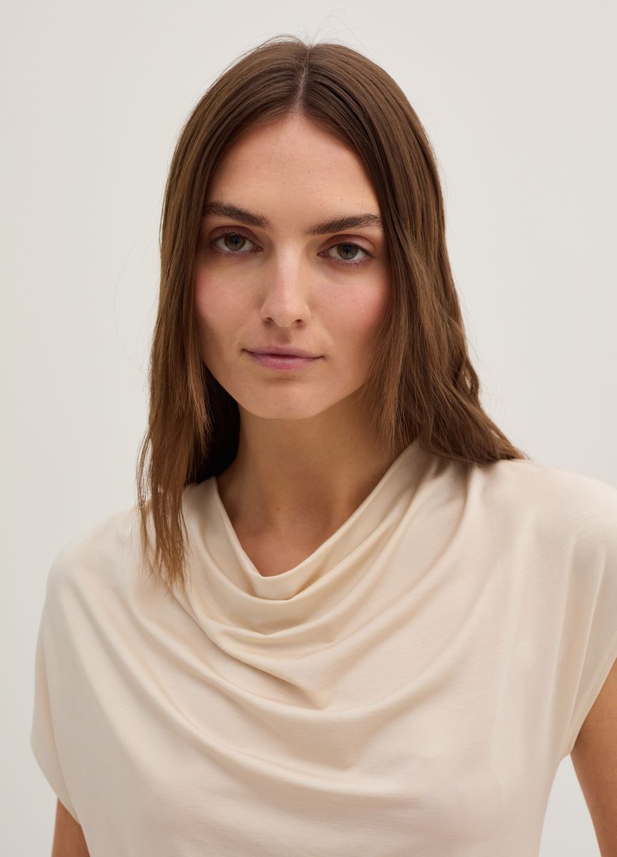 Kurzarmtop mit drapiertem Wasserfallausschnitt