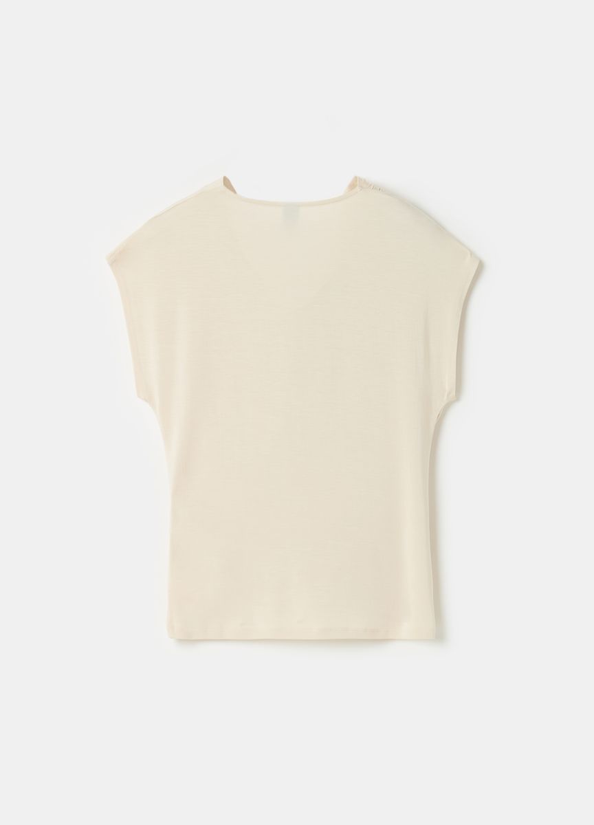 Kurzarmtop mit drapiertem Wasserfallausschnitt