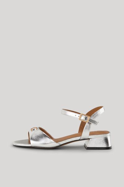 Silberfarbene Sandale mit Blockabsatz und Knöchelriemen