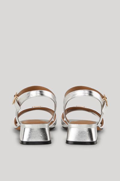 Silberfarbene Sandale mit Blockabsatz und Knöchelriemen