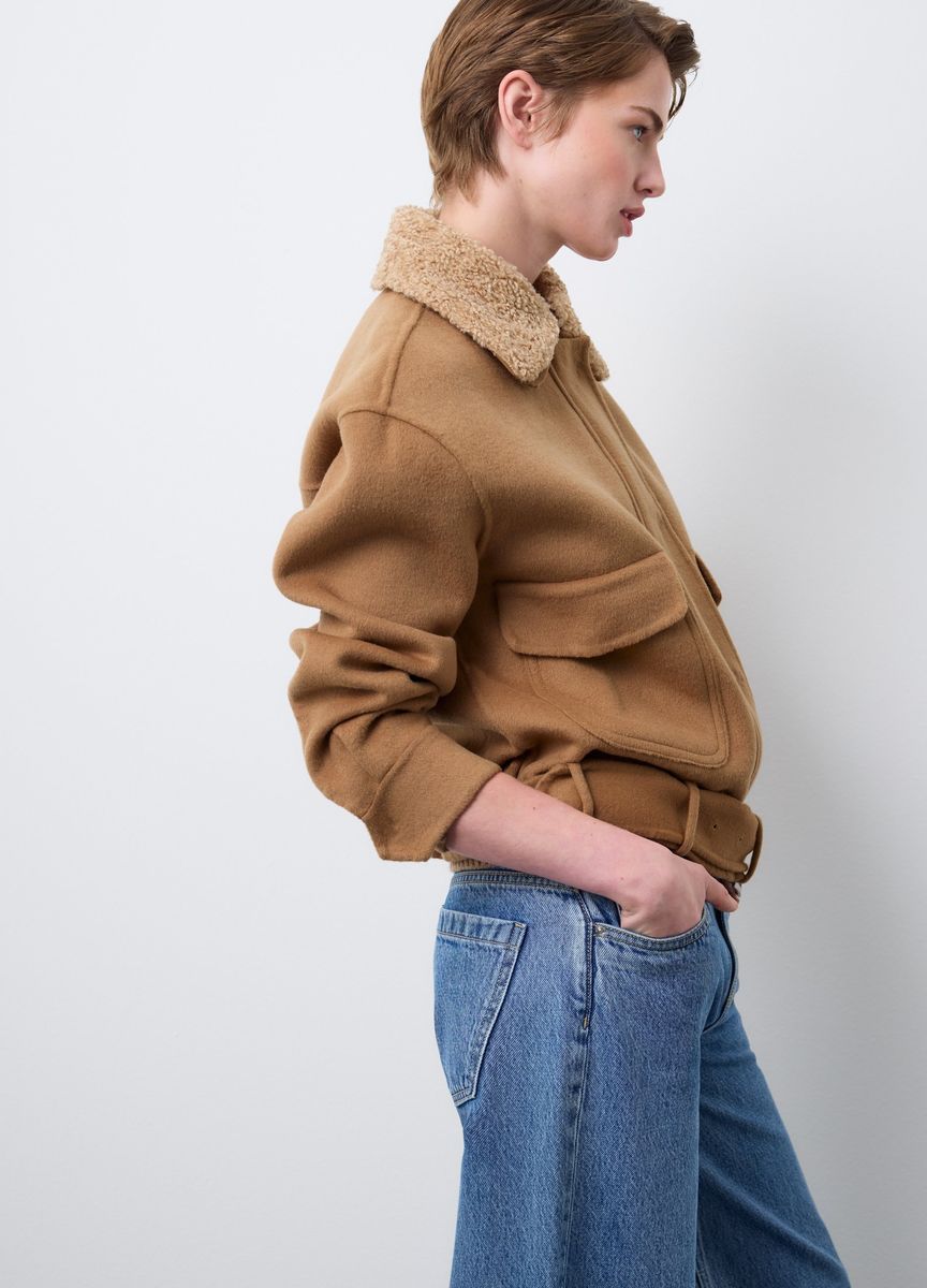 Bomberjacke mit Gürtel und Kunstfellkragen