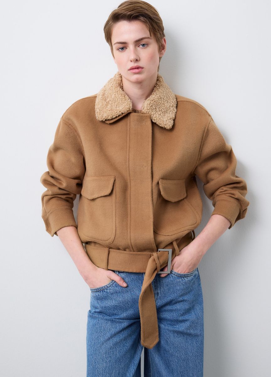 Bomberjacke mit Gürtel und Kunstfellkragen