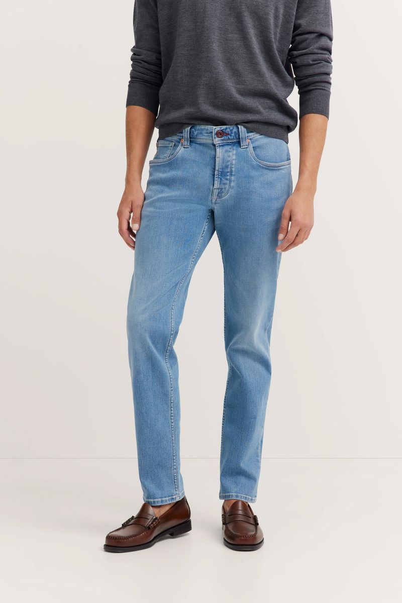 Slim Fit Jeans aus hellblauem Denim