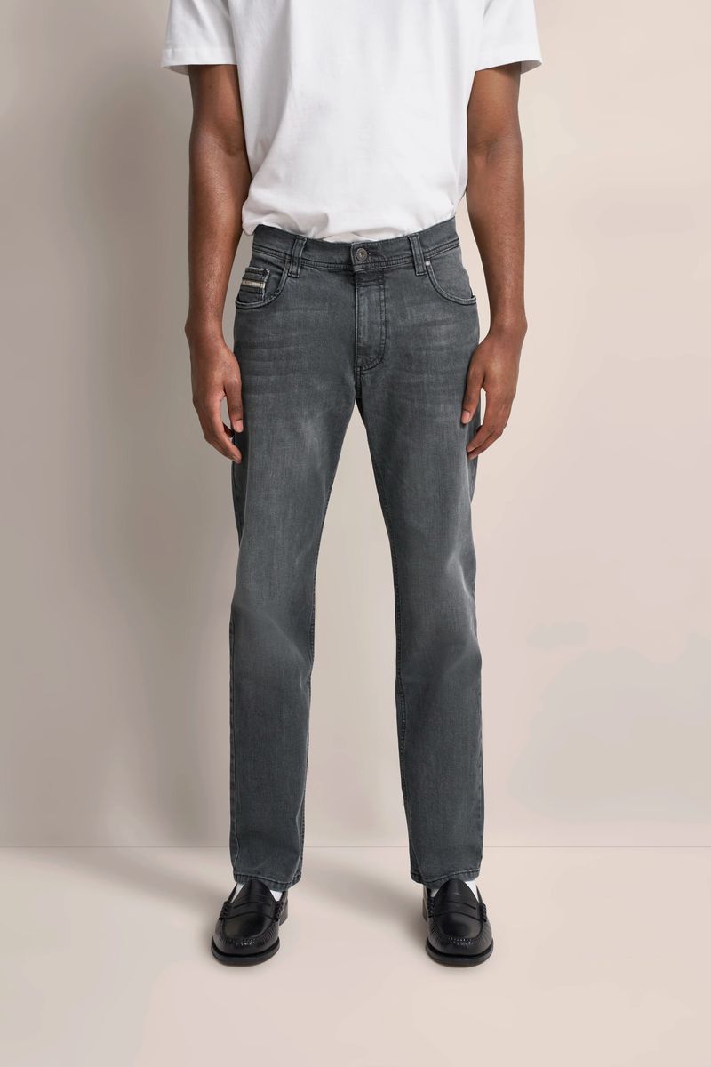 Jeans mit einem leichten Used Look in dunkelgrau