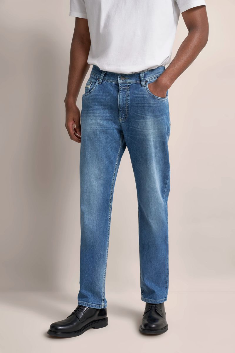 Jeans mit einem leichten Used Look in blau