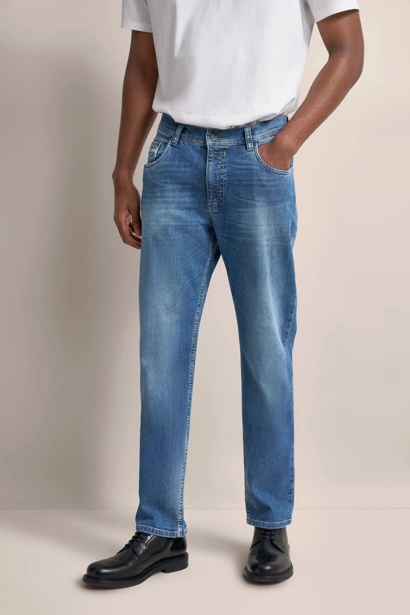 Jeans mit einem leichten Used Look in blau
