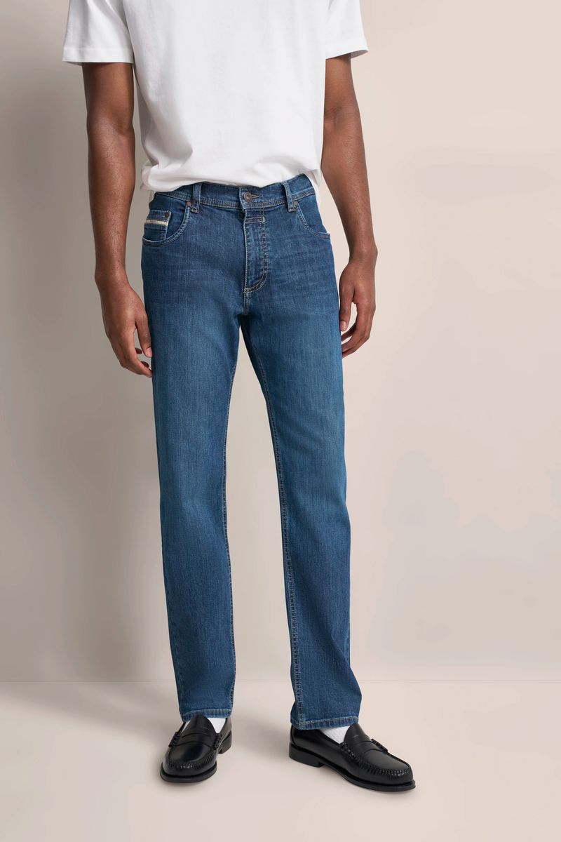 Jeans mit einem leichten Used Look in blau