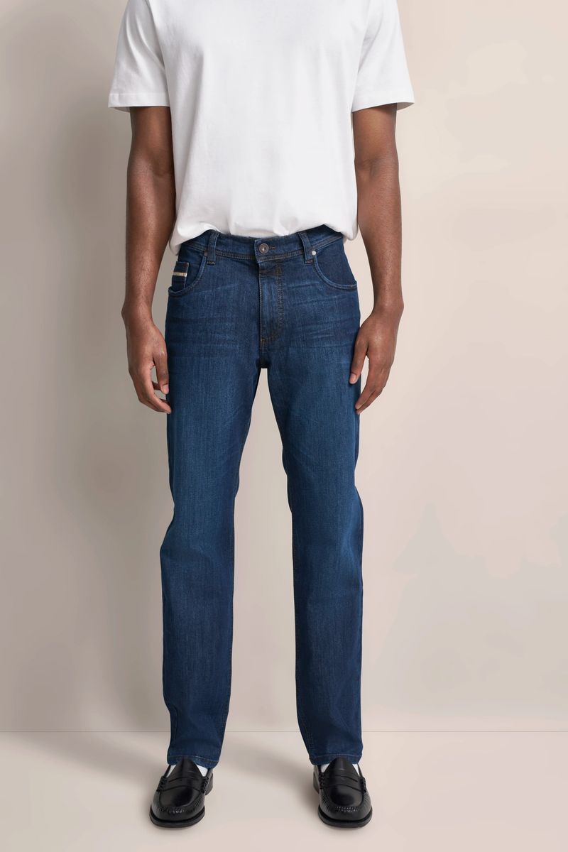 Jeans mit einem leichten Used Look in marine