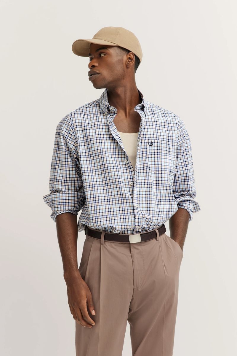 Klassisches kariertes Button-Down-Hemd