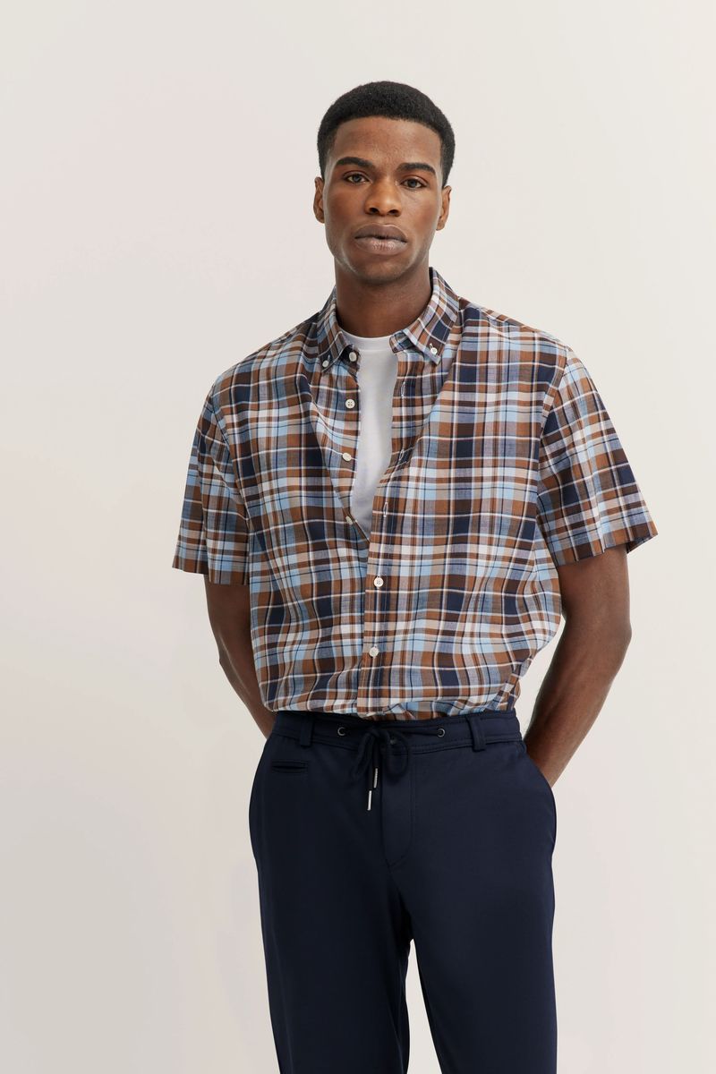 Klassisches kariertes Button-Down-Hemd