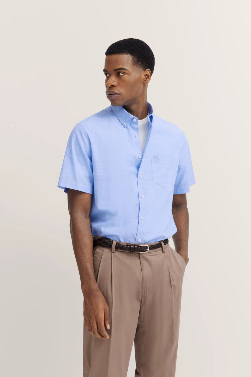Hellblaues Kurzarm-Button-Down-Hemd