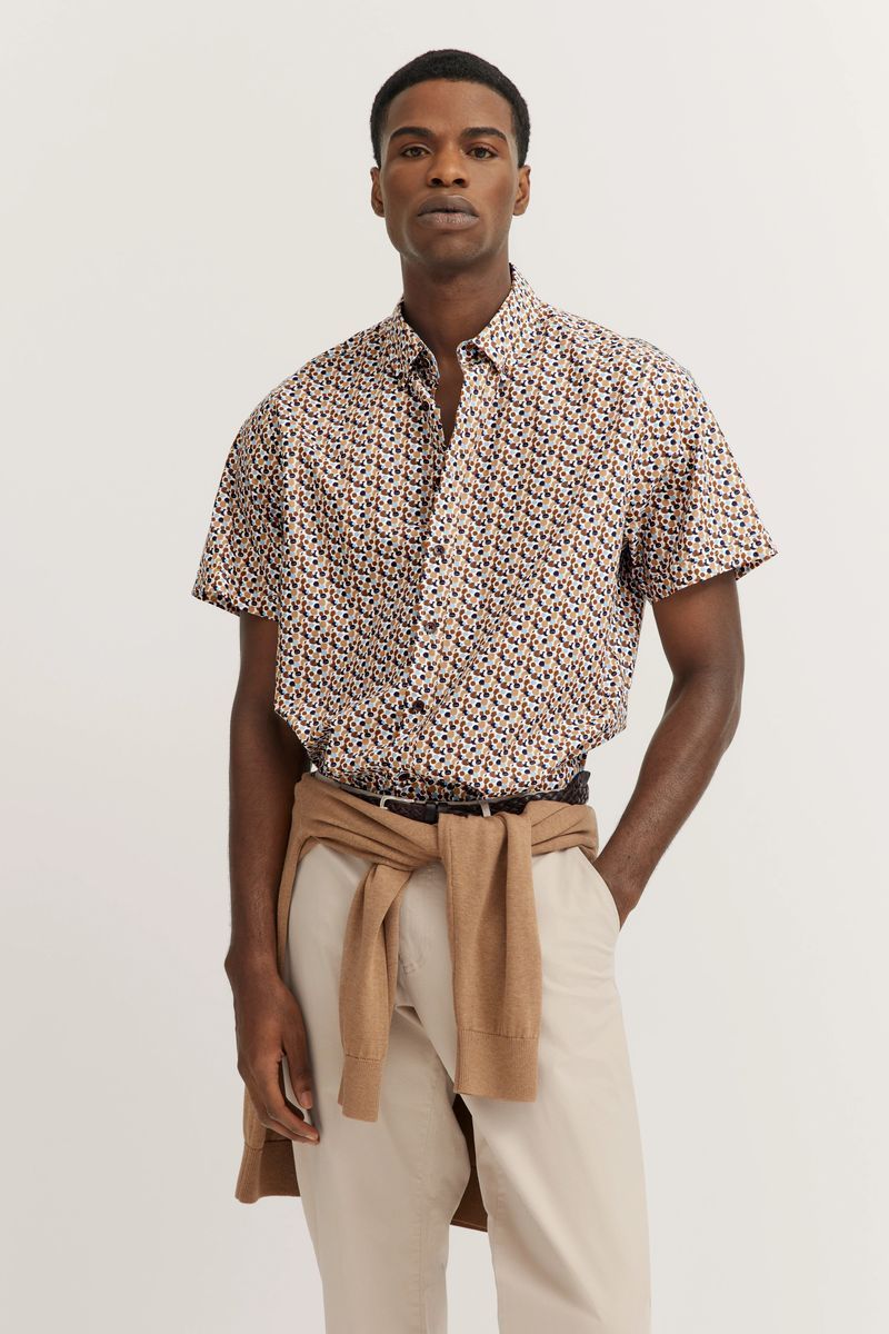 Kurzärmliges Hemd mit Muster und Button-Down-Kragen
