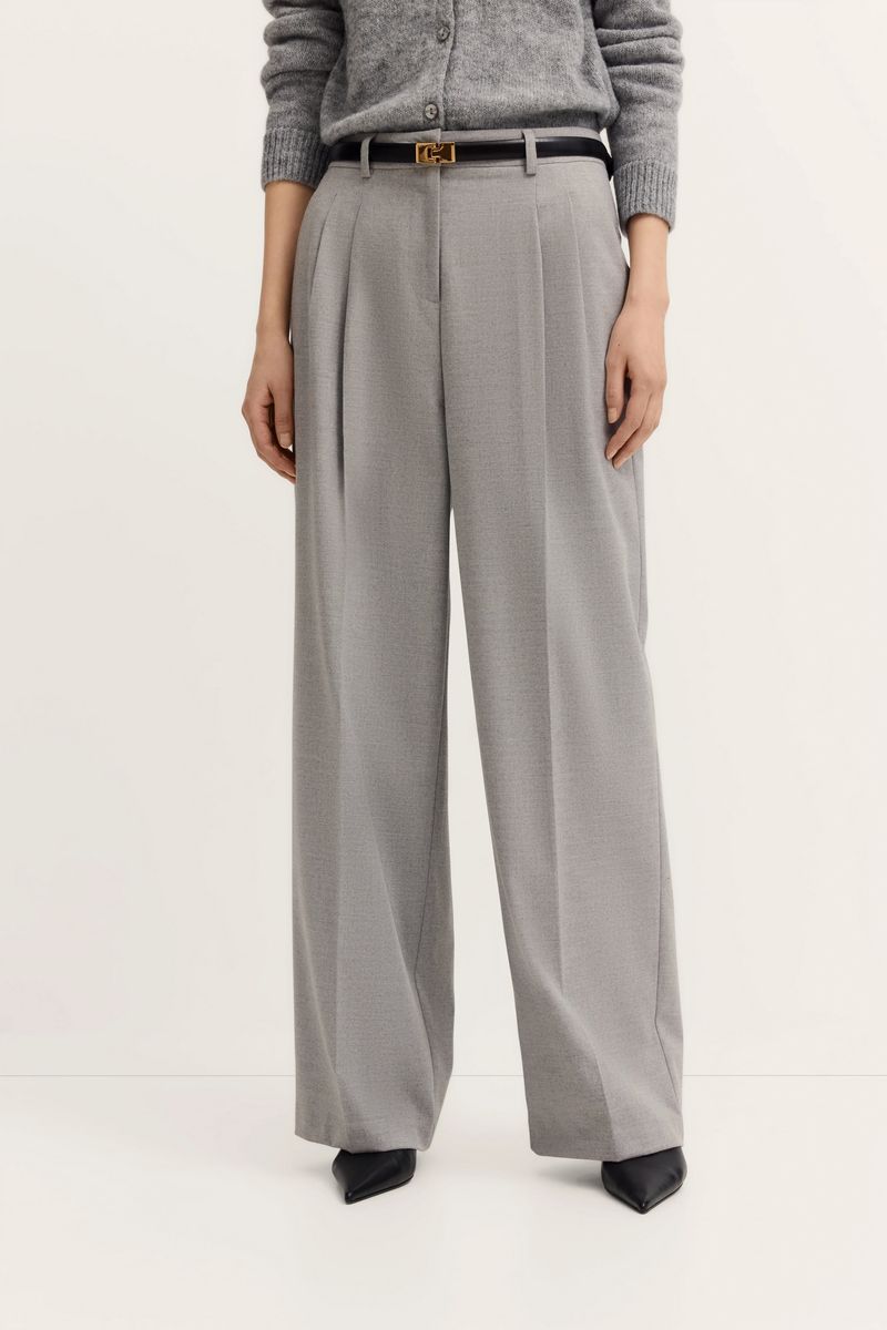 Weite Bundfaltenhose mit Gürtel