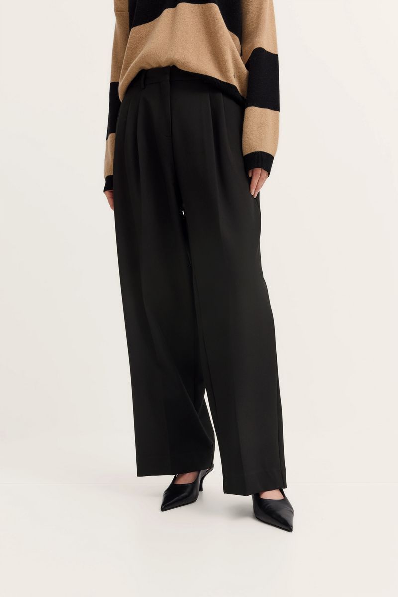 Elegante Bundfaltenhose mit weitem Bein