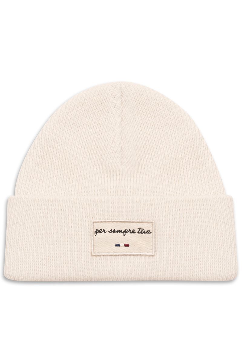 Klassische ecrufarbene Strickmütze mit Aufnäher
