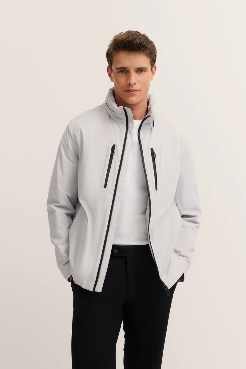 Moderne Regenjacke in regulärer Passform