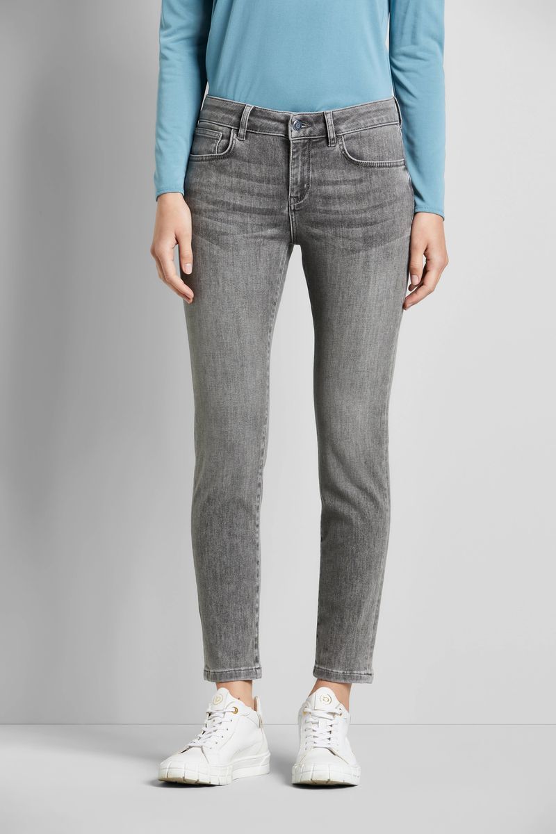 Schmal geschnittene, verkürzte graue Jeans