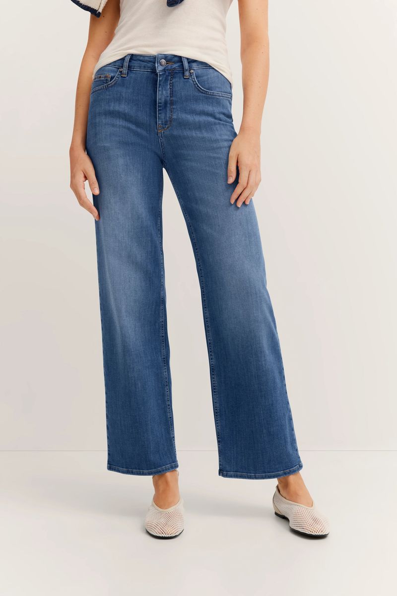 Klassische blaue Jeans mit weitem Bein