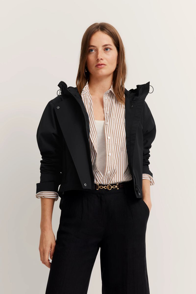 Kurze schwarze Blousonjacke mit Kapuze