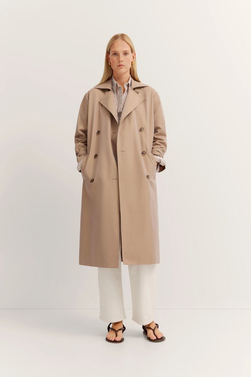 Klassischer, doppelreihiger, beiger Trenchcoat