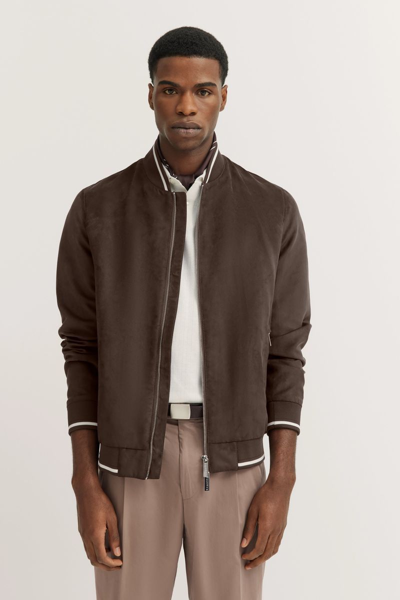 Moderne braune Wildleder-Bomberjacke