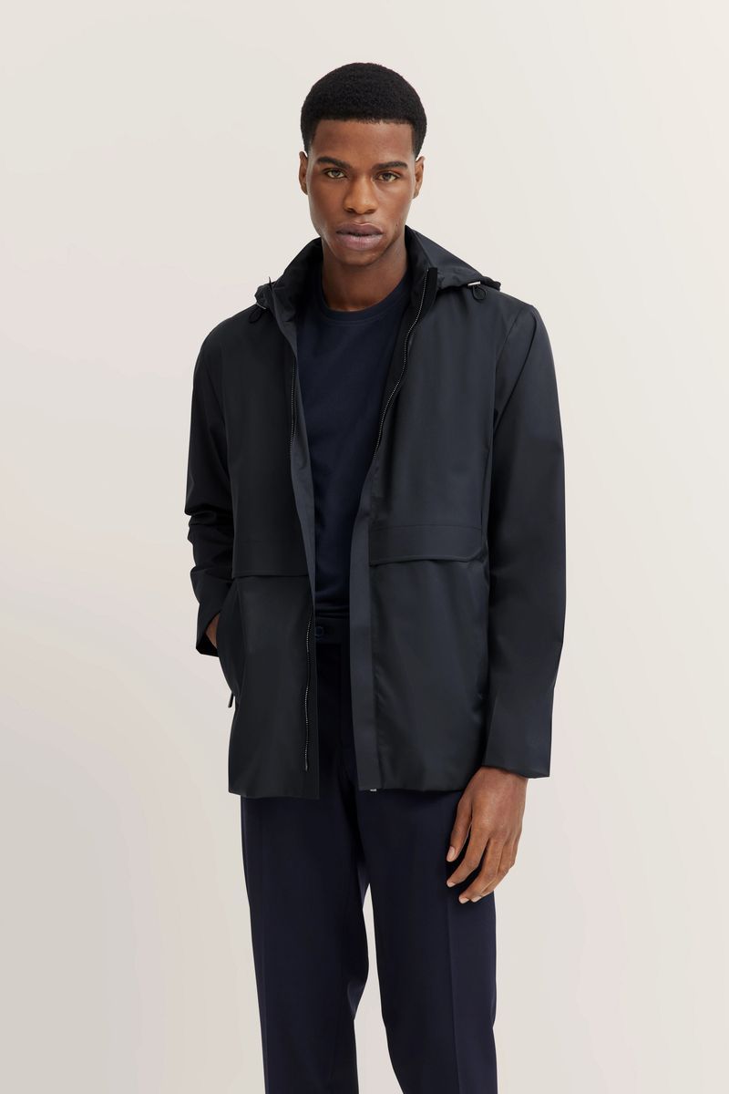 Moderne marineblaue Jacke mit abnehmbarer Kapuze