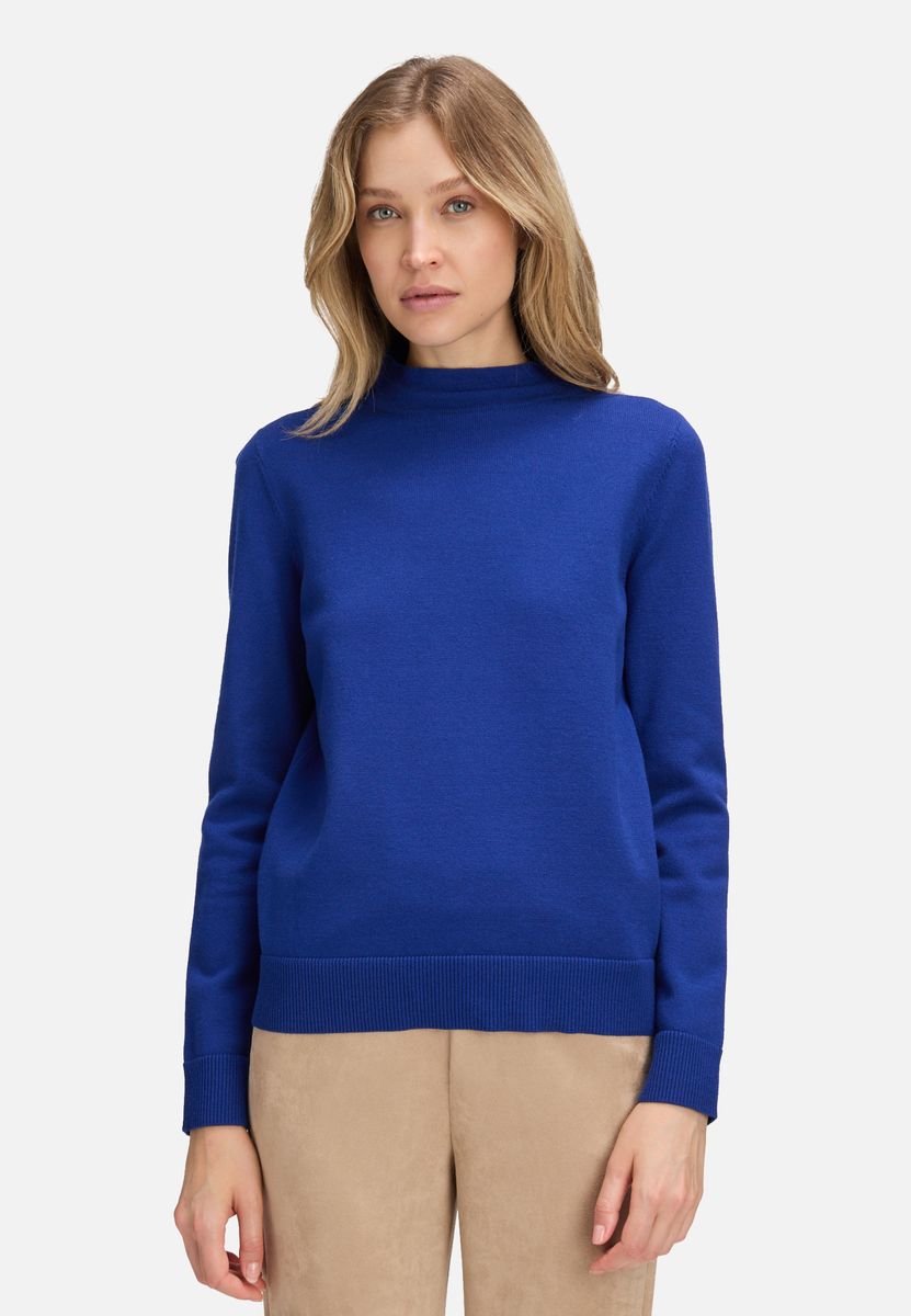 Klassischer Strickpullover mit Stehkragen