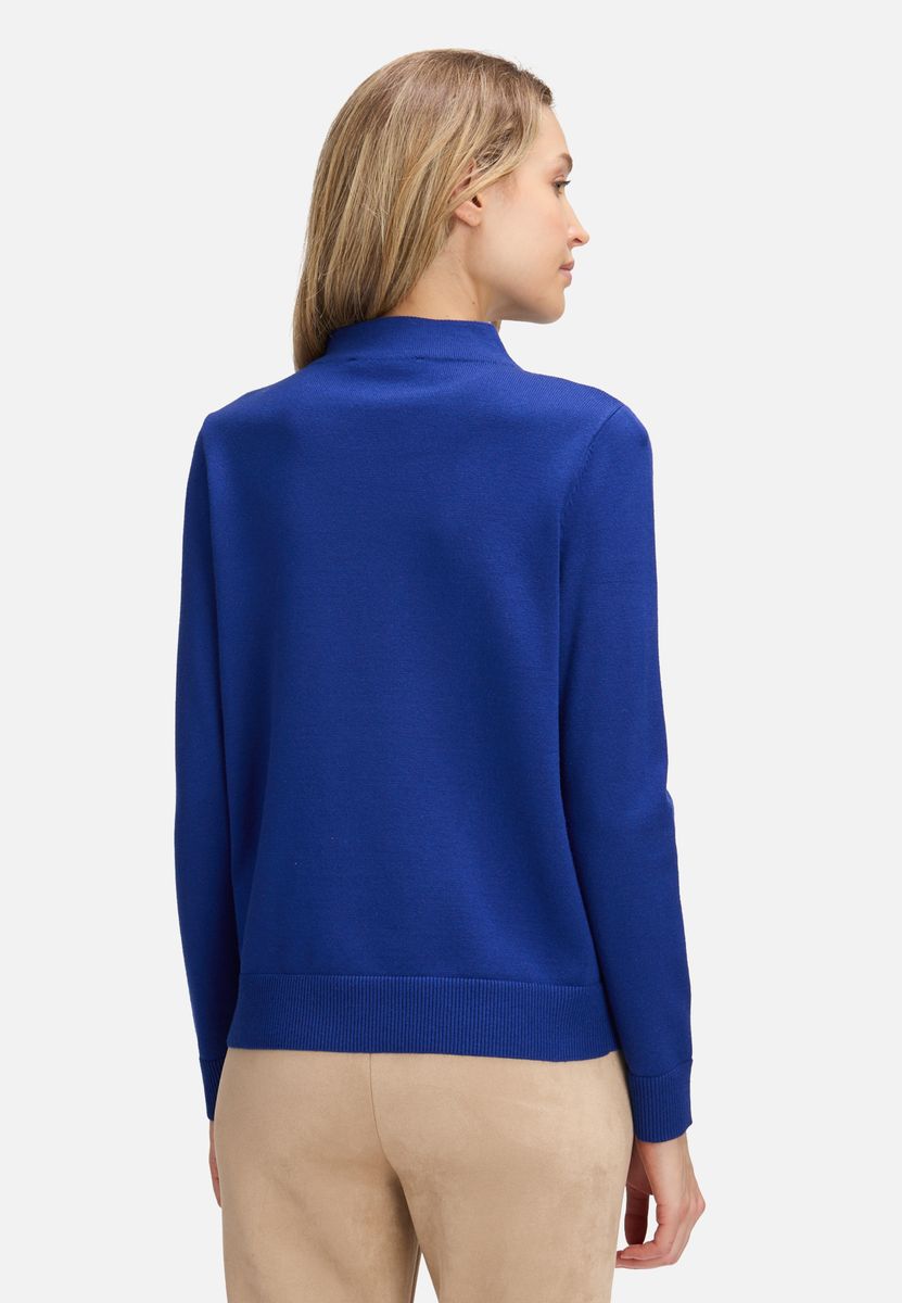 Klassischer Strickpullover mit Stehkragen