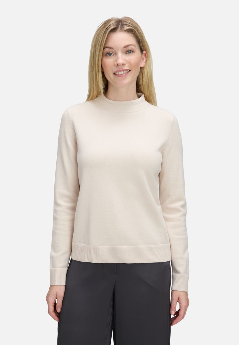 Klassischer Strickpullover mit Stehkragen