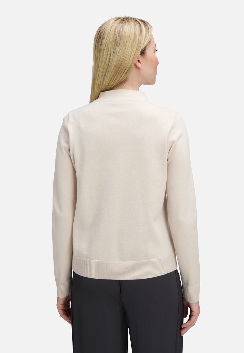 Klassischer Strickpullover mit Stehkragen