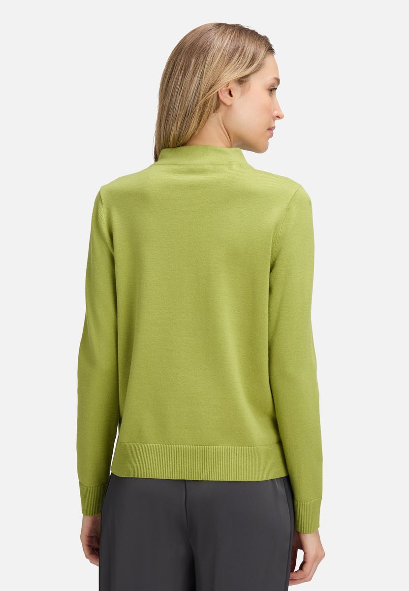 Klassischer Strickpullover mit Stehkragen